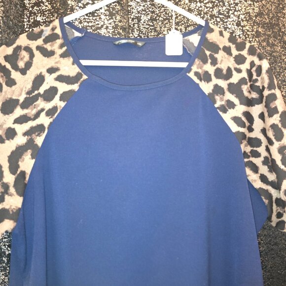Blue shirt with Leopard print sleeves - Picture 2 of 2